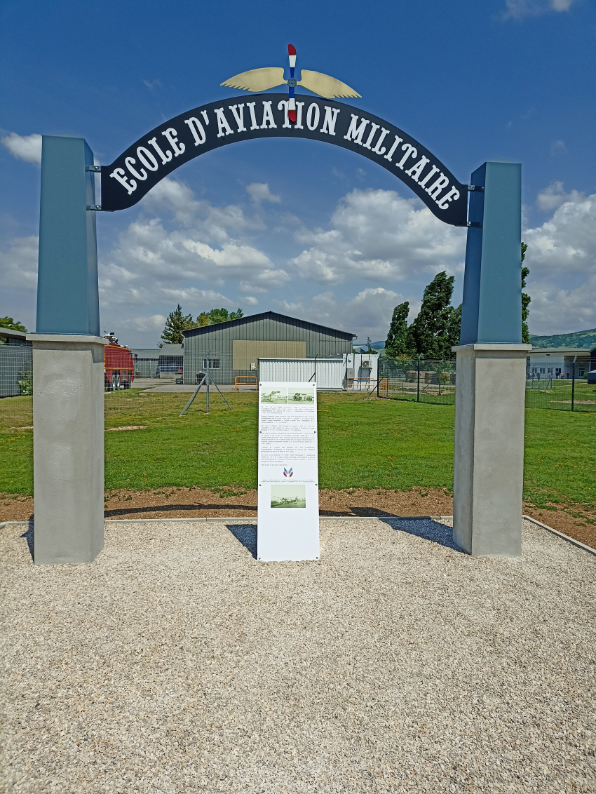l'histoire de l'école d'aviation mise en valeur