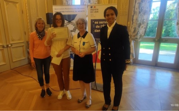 La jeune Clara accompagnée de sa tante (à gauche), la présidente Françoise BOUVET et Marianne TESSA, la sous-préfète directrice de cabinet