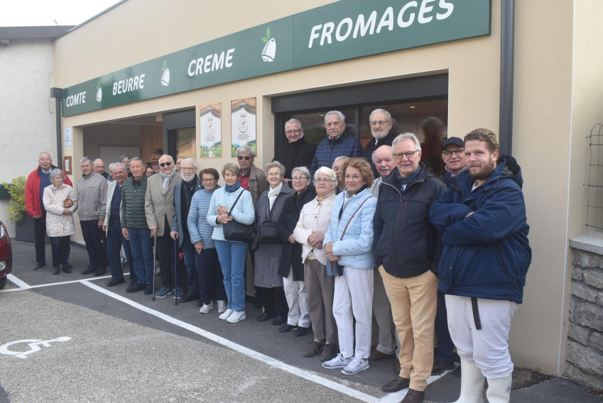 Le groupe devant la fromagerie de Drom